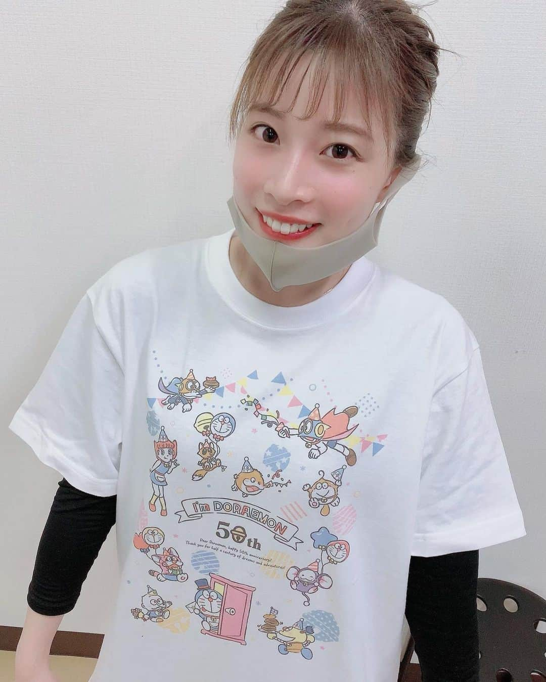 小菅怜衣のインスタグラム：「こすげもん。 　 50thのTシャツ💭💓 買ったのけっこう前だけど 本日稽古着デビュー‹‹\(´ω` )/›› 　 　 風船とか三角帽子まで ドラえもんになってるのが めちゃくちゃ可愛くてお気に入り🤤💓 　 　 　 写真はまほさん( @maho_tomita6261 )に 撮ってもらったんだけど、 これ1枚しか撮ってないのに めちゃくちゃ盛れてて感動した。笑  　 明日も稽古頑張りますっ 　 　 　 　 　 #ドラえもん #ドラえもんグッズ  #ドラえもん好きな人と繋がりたい #ドラえもん大好き #ドラえもん50周年 #藤子f不二雄 #藤子f不二雄ミュージアム  #tシャツ女子 #今日のコーデ #きょコ  #instadaily #instafashion #anime #japanesegirl #japaneseculture #japaneseanime #doraemon #followforfollowback」