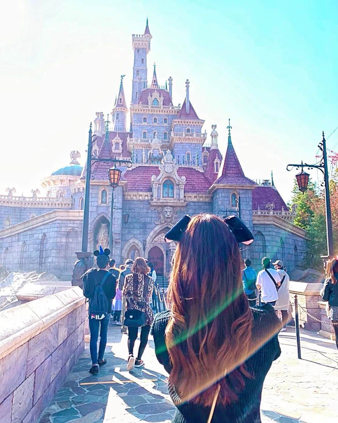 柴咲マナのインスタグラム：「. 美女と野獣🥀💛 . . 魔法のものがたり乗れた🥺 最高💓 . . . #🥀  #ディズニー #ディズニーランド  #美女と野獣 #ビーストキャッスル  #女子旅 #旅行  #disney #tokyodisneyland #tokyodisneyresort #beautyandthebeast #beastcastle #trip #travel #japan #tokyo」
