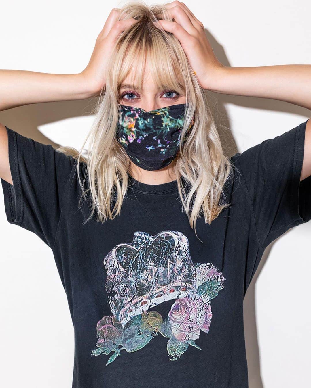 ニコールミラーのインスタグラム：「New face masks online now! For the girls on the go this holiday season 🌟 #NMStyle #NMHoliday2020」