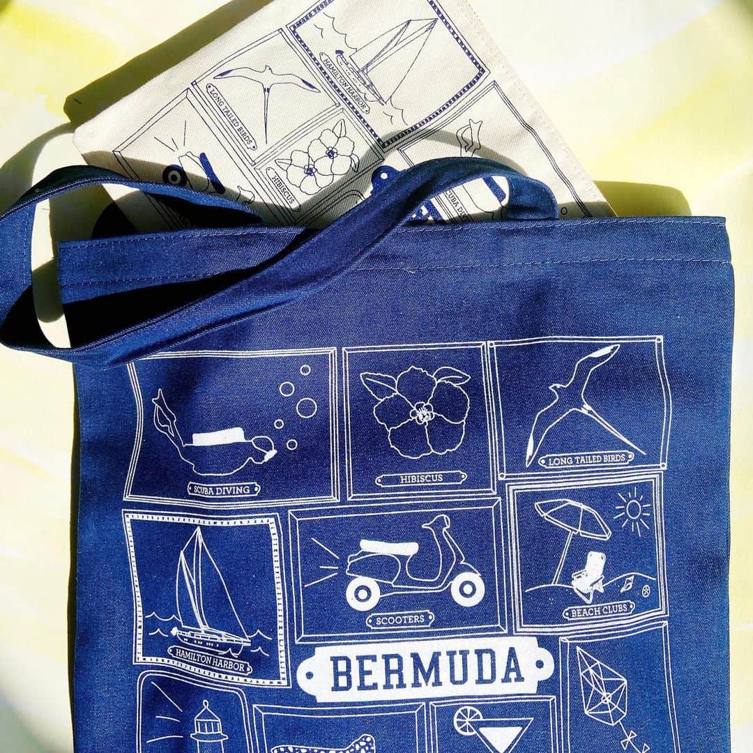 マップトートさんのインスタグラム写真 - (マップトートInstagram)「Dreaming of the Bermuda beaches! Check out this collection of #Bermuda souvenirs we've been working on for @luxurygiftsbermuda. This collection includes flat pouches, totes and mugs in both our Frames and Font designs...we loved getting to draw this design! It was a nice mental vacay! 🌴⛵🐠⁠⠀ .⁠⠀ .⁠⠀ .⁠⠀ #CustomMaptote #Bermuda #BermudaResort」11月18日 0時29分 - maptote