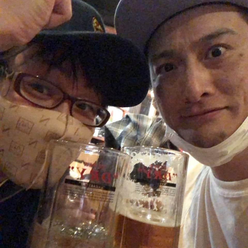 ジャガーともひろさんのインスタグラム写真 - (ジャガーともひろInstagram)「5杯目のメガジョッキハイボール  JPも合流  おやすみなさい！  #ジャガーズ #JPものまね #中丸雄一  #中丸マスク #超中丸マスク」11月18日 0時34分 - jaguartomohiro