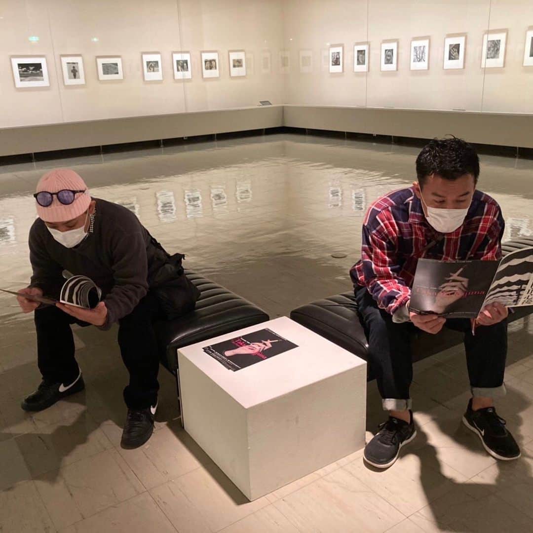 きじまりゅうたさんのインスタグラム写真 - (きじまりゅうたInstagram)「. 父方の祖父で写真家の #杵島隆 の生誕100周年写真展。 #鳥取県立博物館 #米子市立美術館 同時開催観覧のため、#弾丸ツアー。  幼なじみで、祖父の最後？の弟子でもある写真家 @344sanji  と行ってきました。 祖父の写真を一気に見に行ったつもりが、 俺自身のルーツやら、自己表現やら、価値観やら、色々考えさせられました。  にしても、杵島隆の写真はかっこいいし、本人も異常に面白い人だったなぁ。#ドラマ化希望 笑!」11月18日 0時34分 - ryutakijima