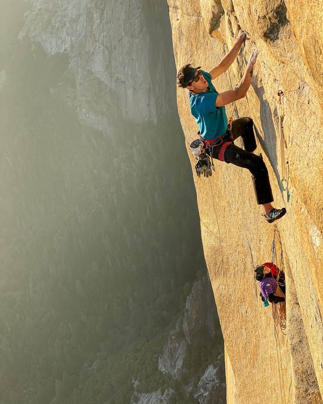 エミリー・ハリントンのインスタグラム：「Super proud of my friend @cannonjtc who free climbed Golden Gate in a day last night 🙌🏻🔥👏🏼 Jordan’s one of the most driven and passionate climbers I’ve ever met and I’m so stoked that he was able to see this project through after coming so close just a few weeks ago - well done dude! Trying twice in a season can be pretty mentally tough, especially when you throw in a few snowstorms ☃️ So happy you got to have your day! I’ve been friends with Jordan for a few years now but we finally got to climb on the big stone together a few weeks ago while prepping for each of our tries. We had a blast up there joking around, eating candy, and trying hard. Hope to climb more with you in the future Jordan - now let’s go eat ice cream and clip some bolts!! 🍦🍨 📸 @jonglassberg from our working day in October」