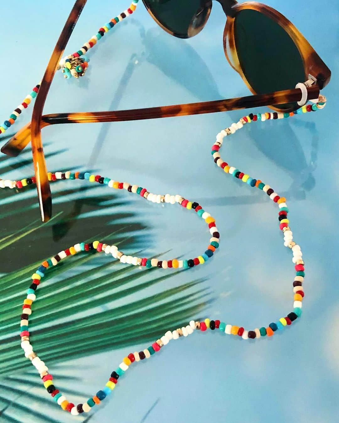 Warby Parkerのインスタグラム：「The punchiest, happiest way to keep your frames within arm's reach: our first-ever eyewear chain, in collaboration with jewelry designer @roxanneassoulin is now available on our website! It's beaded, 28.5 inches, and just plain fun. Shop them in our Story! (🕶: Morgan in Mesa Tortoise.)」