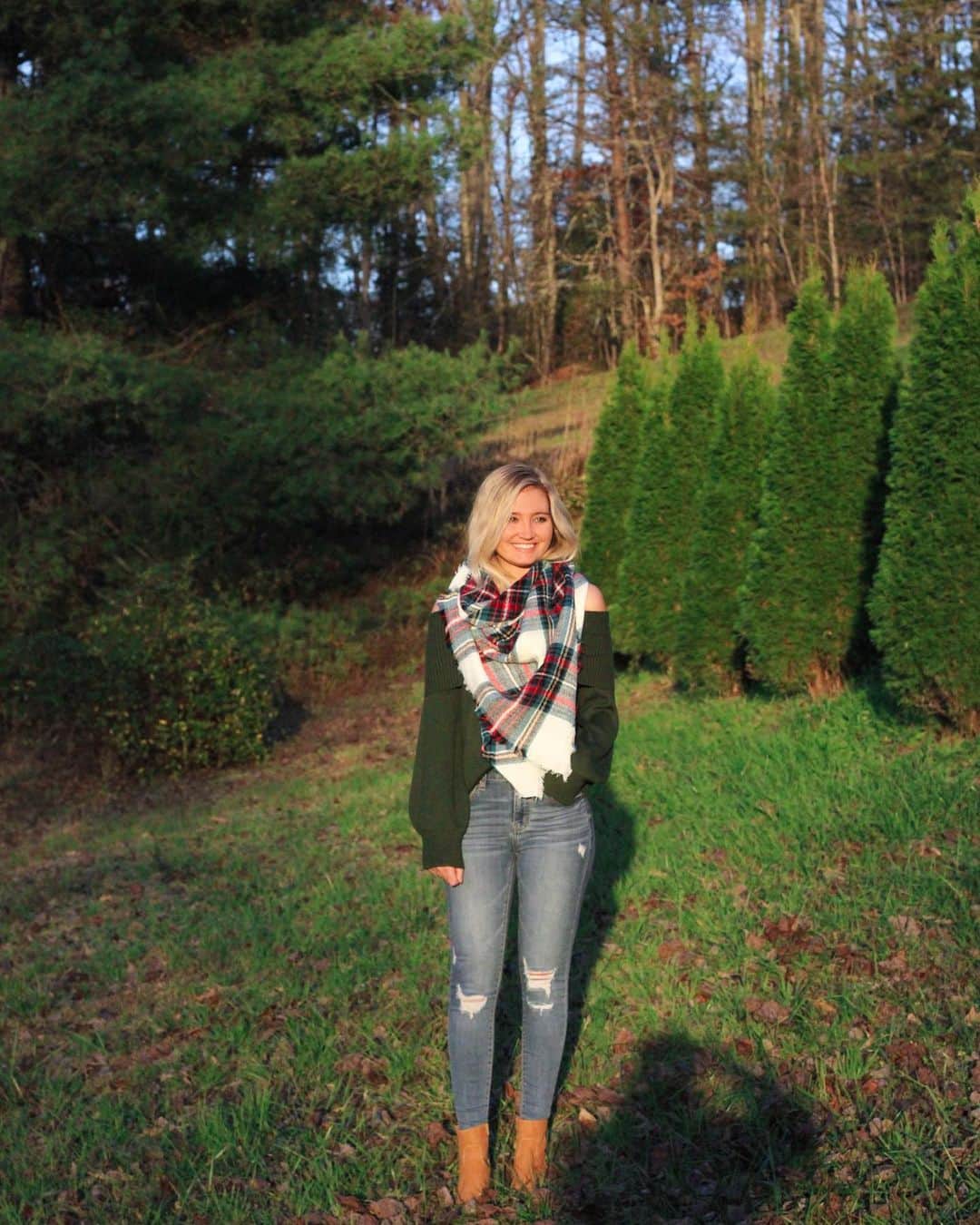 サシャ・カリスのインスタグラム：「This scarf has been my absolute favorite this last week! It’s so warm and comfy, plus it’s under $11! Linked it in my stories.  #liketoknowit #ltkfashion #ltkfall #ltkstyletip #ltkit #autumnvibes🍁 #fallfashion」