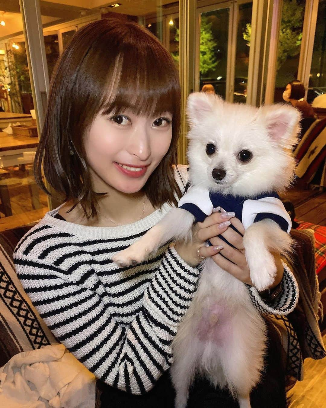 三浦亜莉沙のインスタグラム：「﻿ ▷▷ 𝐜𝐚𝐟𝐞﻿ ﻿ 友達👧🏻とぷぅ🐶と﻿ 夜カフェ行ってきた😌☕️💕﻿ ﻿ あっという間の時間やったけど﻿ 楽しかった〜✨﻿ ﻿ ﻿ #カフェ #cafe #夜カフェ」