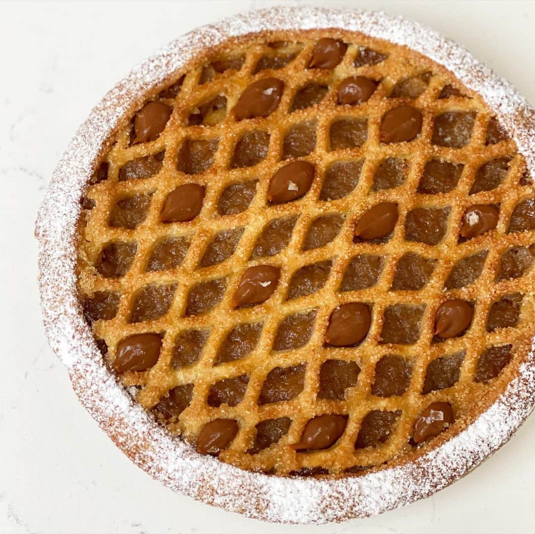 DOMINIQUE ANSEL BAKERYさんのインスタグラム写真 - (DOMINIQUE ANSEL BAKERYInstagram)「NYC! T-minus 9 days until Thanksgiving. LAST CHANCE to preorder our trio of pies for pick-ups here in Soho from Tues 11/24 to Thurs 11/26 at DominiqueAnselNY.com/shop. Swipe through for a closer look at our 3 Thanksgiving pies:  *Extra Silky Pumpkin Pie - creamy pumpkin custard that’s triple-strained for a smooth and silky texture, framed in a hand-crimped gingerbread crust and topped with vanilla Chantilly * Salted Caramel Apple Pie - full of tender caramelized Gala apples in a flaky golden lattice-topped pie crust, finished with gooey salted caramel * Bourbon Pecan Pie - crunchy toasted pecans with gooey brown sugar molasses and a hint of Bourbon for a rich and fragrant flavor, set in a vanilla sablé crust and topped with whole caramelized pecans #HappyThanksgiving #pies #🥧」11月18日 0時54分 - dominiqueansel