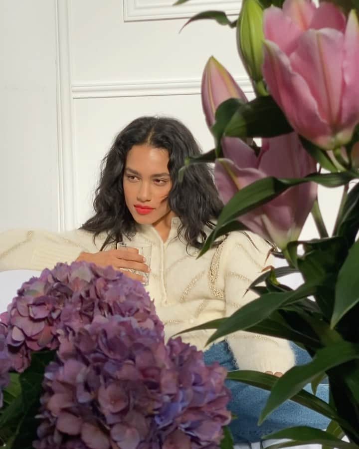 Jeanneのインスタグラム：「ON SET 🌹 @rouje」