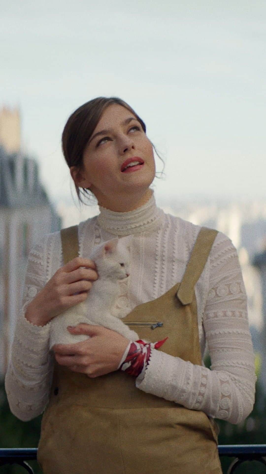 Longchampのインスタグラム：「"It's 5 am, Paris awakens"   Inspired by the iconic Parisian song, and styled with fashion from our SS21 collection, the film tells the story of two girls and their Longchamp handbags, who embark upon an adventure across Paris. Drama, friendship, and even a little romance. Watch to see what happens at our link in bio.  Starring @amberandergram, @ollivier_mathilde, @chen_estelle and two Longchamp Roseau. Musical rendition by @jesuisclaraluciani exclusively for Longchamp.  ... Inspiré d'une chanson Parisienne emblématique et parfaitement accompagné par notre nouvelle collection SS21, le film raconte l'histoire de deux filles et leurs sacs à main Longchamp, à travers une aventure Parisienne. Drame, amitié et même un peu de romance. Découvrez l’intégralité du film dans notre bio. Interprété par @amberandergram, @ollivier_mathilde, @chen_estelle et deux Longchamp Roseau. Reprise musicale par @jesuisclaraluciani en exclusivité pour la Maison Longchamp.  #LongchampTresParis #LongchampSS21 #Longchamp」