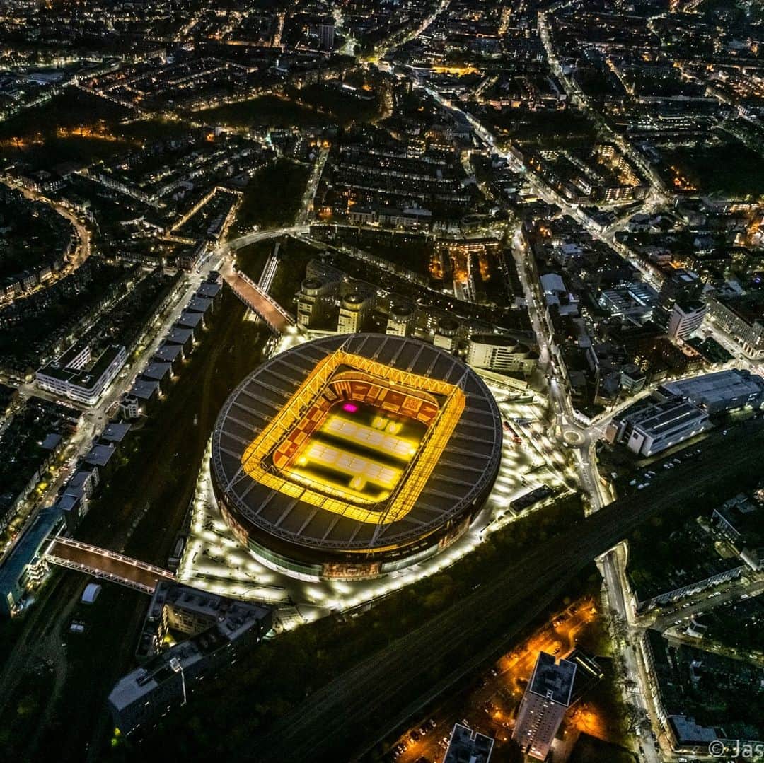 アーセナルFCさんのインスタグラム写真 - (アーセナルFCInstagram)「😍 home sweet home 😍 ⁠ ⁠ 🚁  This night-view of #EmiratesStadium was taken by #London #aerialphotographer @jasonhawkes, shot while leaning out of the side of his AS355 #helicopter at 1,500ft ⁠ ⁠ #Arsenal #EmiratesStadium #aerialview」11月18日 1時11分 - arsenal