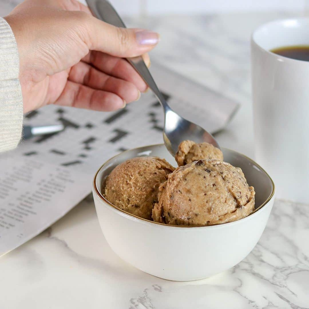 Yonanasのインスタグラム：「Fellow coffee fanatics, this Coffee Chocolate Chip Yonanas recipe is for you!  This espresso infused treat is mostly bananas and makes a delicious breakfast or afternoon pick-me-up.⠀ ⠀ Click the link in our profile to for the full recipe.⠀ ⠀」