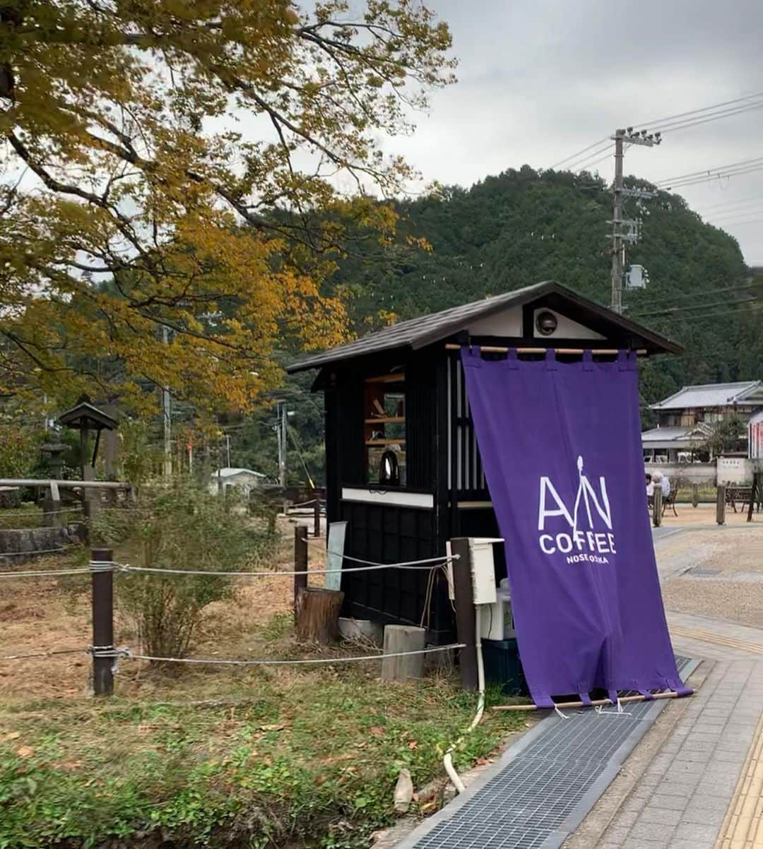 サキさんのインスタグラム写真 - (サキInstagram)「能勢で2件目のカフェ☕️野間の森MIGIWAから近かった！！店内はなく樹齢1000年の木の前で青空コーヒー🤣普通に1000年ってすごいwwwコーヒー一杯にビスケット🍪がおまけで付いてきた〜店員さんも気さくに喋りかけてくれはってなんかほっこり〜やったなあ☺️ #能勢カフェ #能勢 #能勢町 #青空コーヒー #ありなし珈琲 #大阪カフェ #自然カフェ」11月18日 1時19分 - 88_gira_88