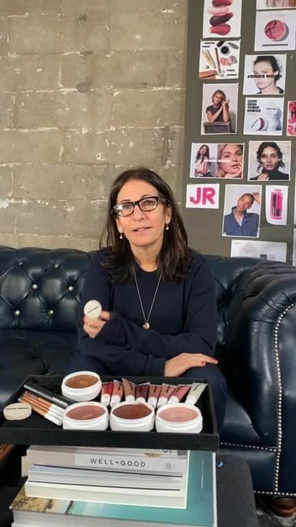 ボビー・ブラウンのインスタグラム：「Bobbi shows how to apply our two new products: Just A Sec + Sparkle Wash. Launched today and available exclusively on jonesroadbeauty.com. @jonesroadbeauty」