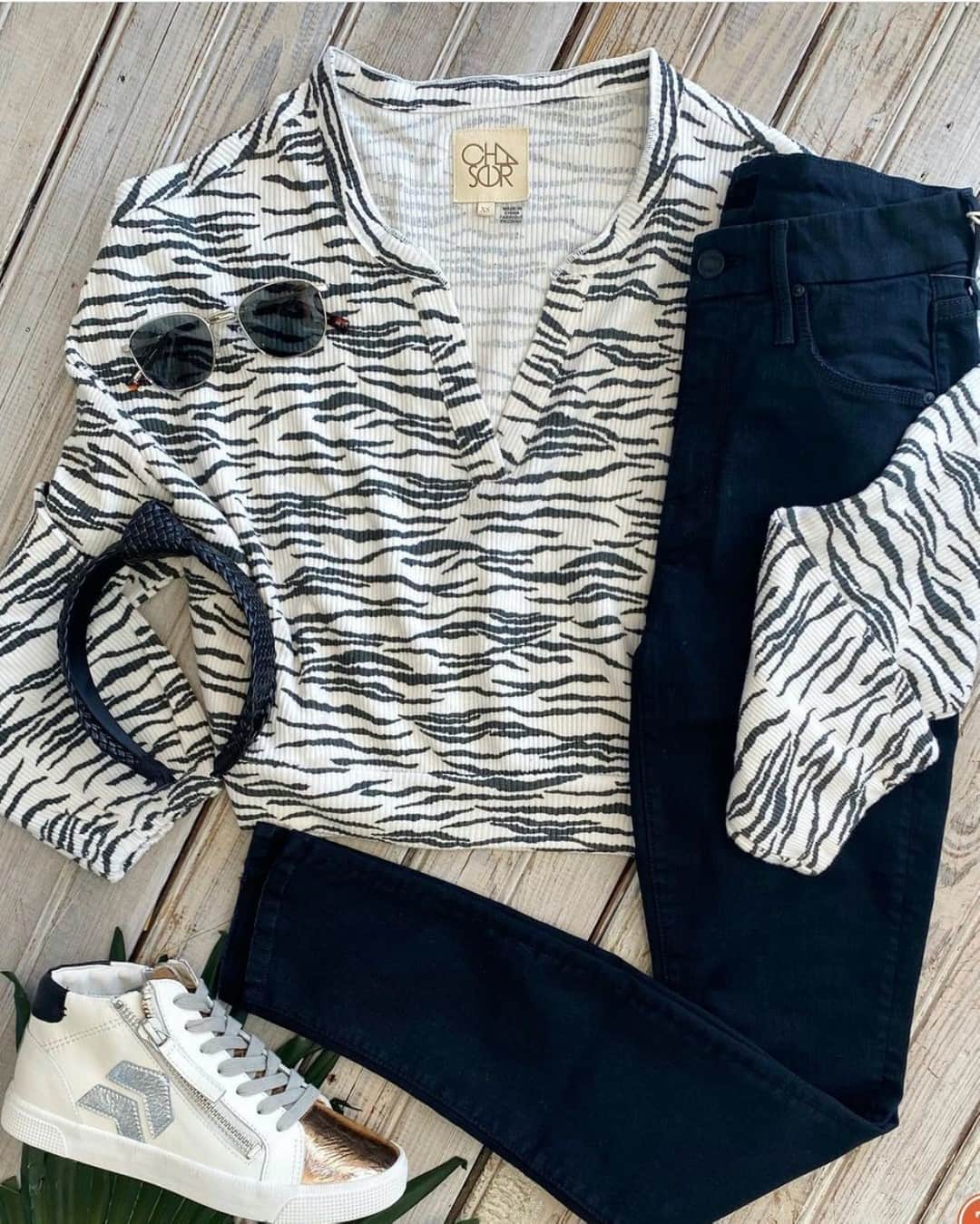 チェイサーのインスタグラム：「Are you a zebra or cheetah print girl?🦓🖤 @jeantherapy #chaserbrand #jeantherapy #zebraprint #cheetahprint #fallfashion #animalprint」
