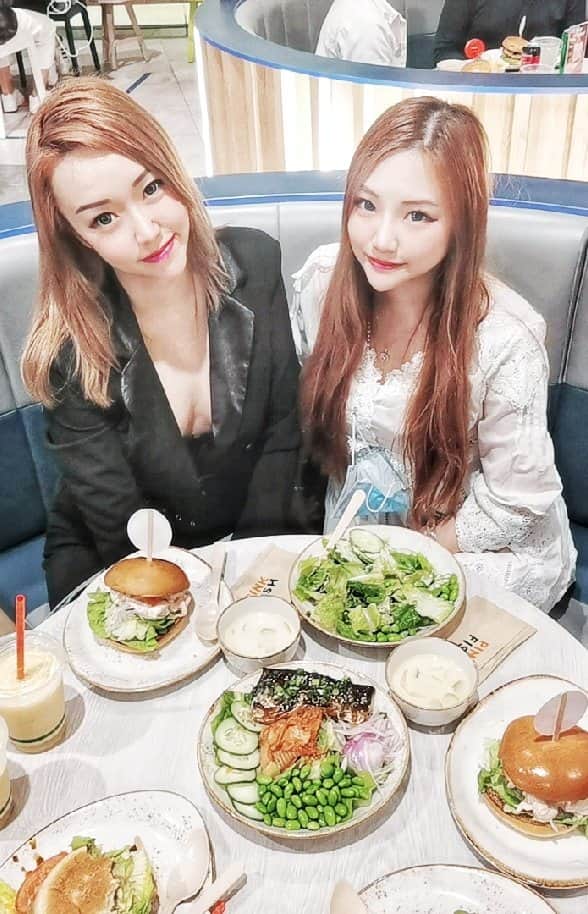 Nicole Chenのインスタグラム：「An international Food Pink Fish SG norwegian fish salmon! @pinkfishsg with @celestechen To read the full article head to  www.nicolechen.tv」