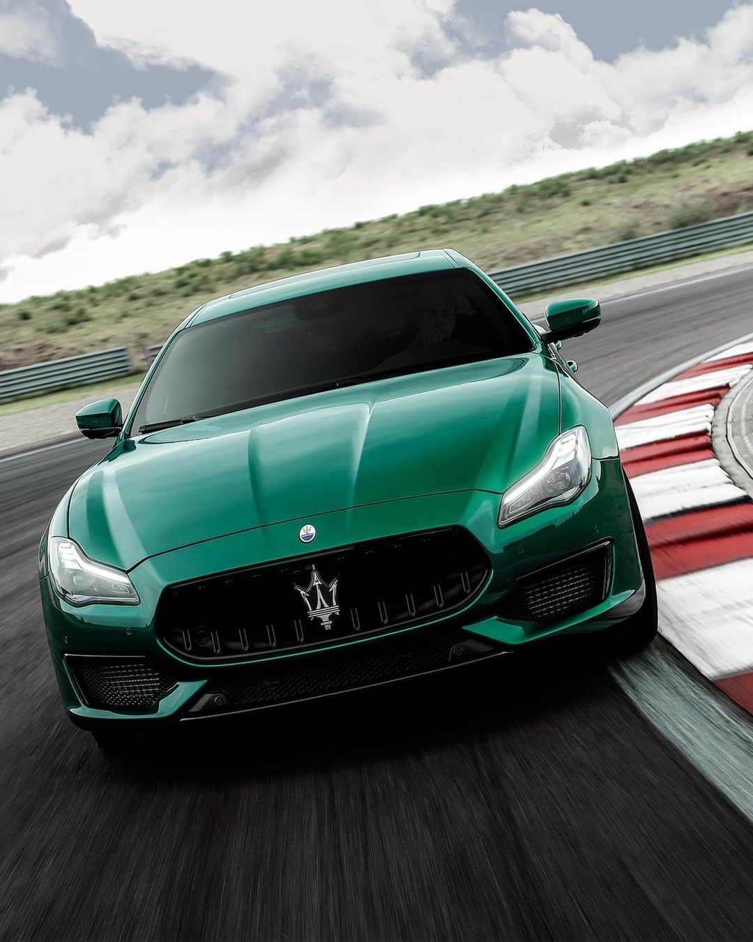 マセラティさんのインスタグラム写真 - (マセラティInstagram)「Made for those who belong in the fast lane. #MaseratiQuattroporteTrofeo with a top speed of 326 km/h. #Maserati #TheArtOfFast」11月18日 1時35分 - maserati