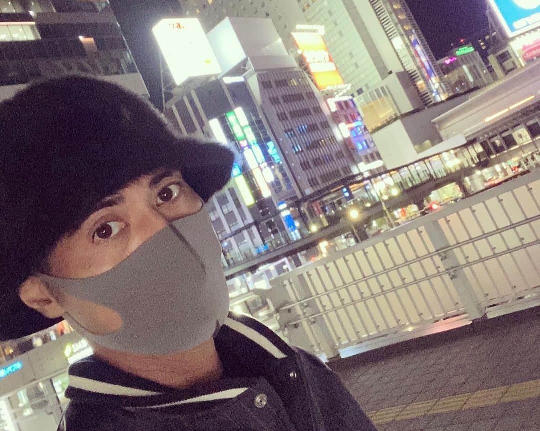青木伸輔のインスタグラム：「実験的配信演劇SHADOWSの稽古始まりました！ 主宰の林勇輔さんをはじめ素敵なキャスト・スタッフと共に面白い作品になるよう頑張ります！ そしてSHADOWSクラウドファンディング12/10まで！共犯者求めています。 https://motion-gallery.net/projects/madala-ba_shadows ＊写真3枚目のQRコードからサイトにアクセスできます。#shadows #シャドウズ #配信演劇 #madaraba」