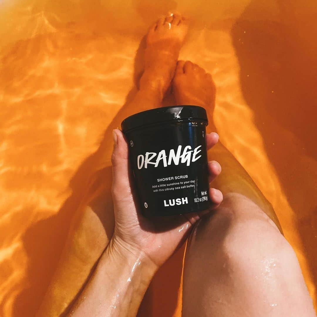 LUSH Cosmeticsさんのインスタグラム写真 - (LUSH CosmeticsInstagram)「Love at first sniff -- a review about our Orange Shower Scrub by Dana, NY 📍⁠ ⁠ "The moment I opened the container, I knew I'd be hooked. The smell is amazing, just like tangerines and oranges. It almost smells like the drink, "Tang", but more natural. The texture is perfect! It gently scrubs away dry, dead skin leaving behind brighter, softer, deliciously scented skin. I will definitely be ordering more!"⁠ ⁠ In need of a good scrub? Look no further, tap to shop or head to our link in bio now.⁠ ⁠ #lushchristmas2020 #lushscrub #orangescrub #skincare #selfcare #crueltyfree #christmas ⁠ ⁠ 📸 @ndarm」11月18日 1時46分 - lushcosmetics