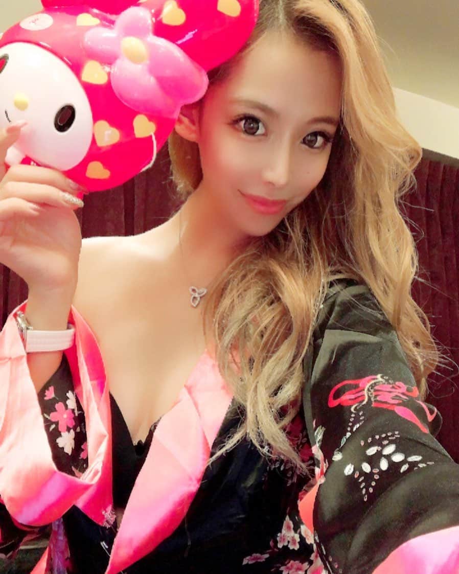姫咲りさのインスタグラム：「@club_sango にて🥰🥰  偽花魁 #だいじょうぶそ それと #マイメロディ   #花魁  #nagoya #名古屋 #club #clubmusic #sango #サンゴ #dancer #ダンサー  #衣装 #お尻 #ケツすたぐらむ #dj #mc #instagram #l4likes #l4 #follow4like  #錦華  #錦 #錦3丁目 #キャバクラ #キャバ嬢 #水商売 #シャンパン #六本木 #歌舞伎町 #いいね」