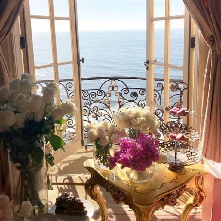 キャサリンマランドリーノのインスタグラム：「Oh, what we would do for a view like this! 🤩  • • • #Catherinemalandrino #catherinebycatherinemalandrino #views #macaroons #flowers #flowers #ocean #tea」