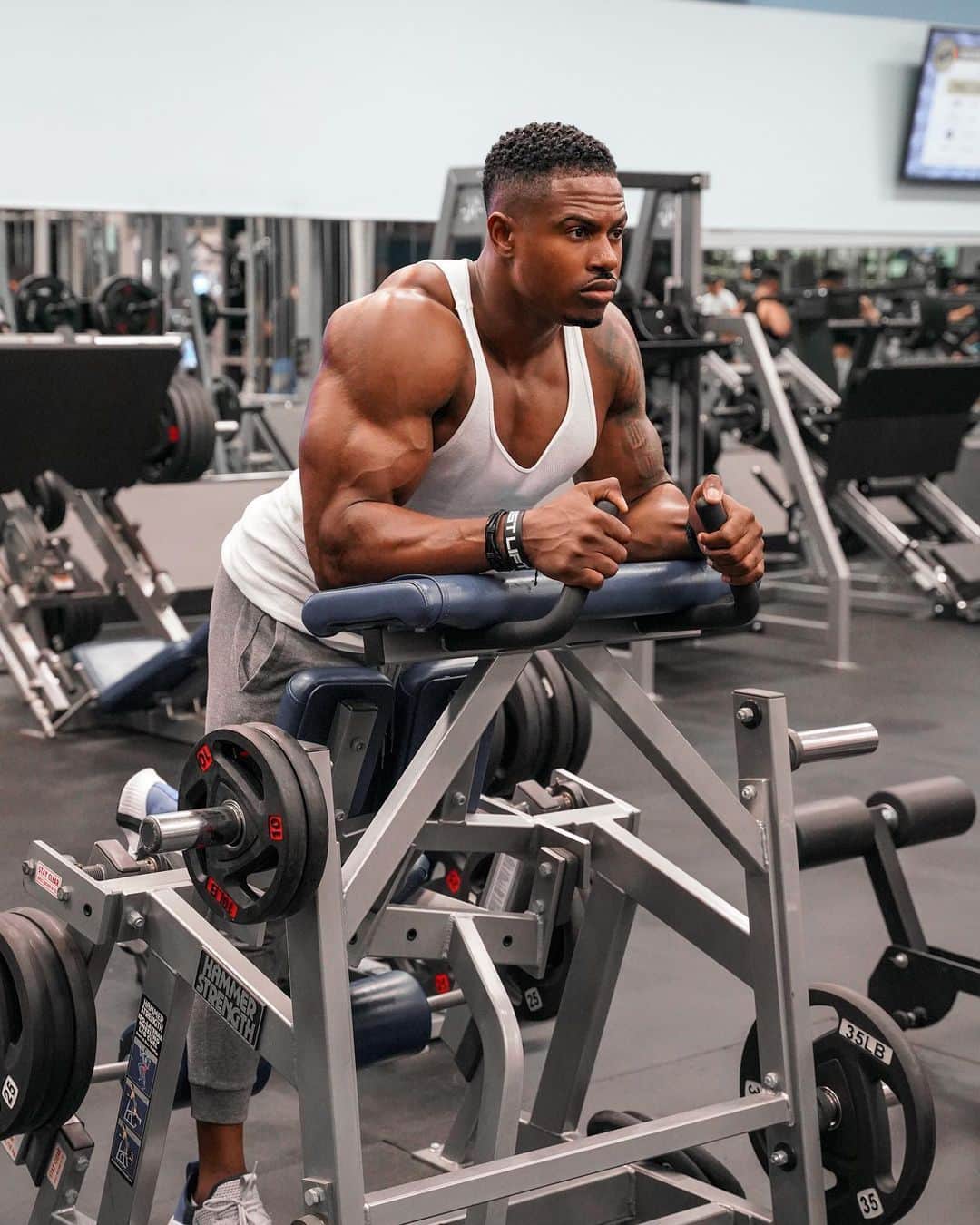 Simeon Pandaさんのインスタグラム写真 - (Simeon PandaInstagram)「Stay focused, be consistent, everything falls into place eventually, it’s tried & tested. ⁣ ⁣ 🏠 I want to help you train AT HOME! ⁣ Visit my YouTube Channel: ⁣ YouTube.com/simeonpanda⁣ Plenty of FREE home routines 👊🏾⁣ ⁣ 👉 You can download my training programs at simeonpanda.com⁣ ⁣ 💊 Follow @innosupps ⚡️ for the supplements I use👌🏾⁣⁣⁣ ⁣ #simeonpanda #hamstrings #hamstringcurl」11月18日 1時51分 - simeonpanda