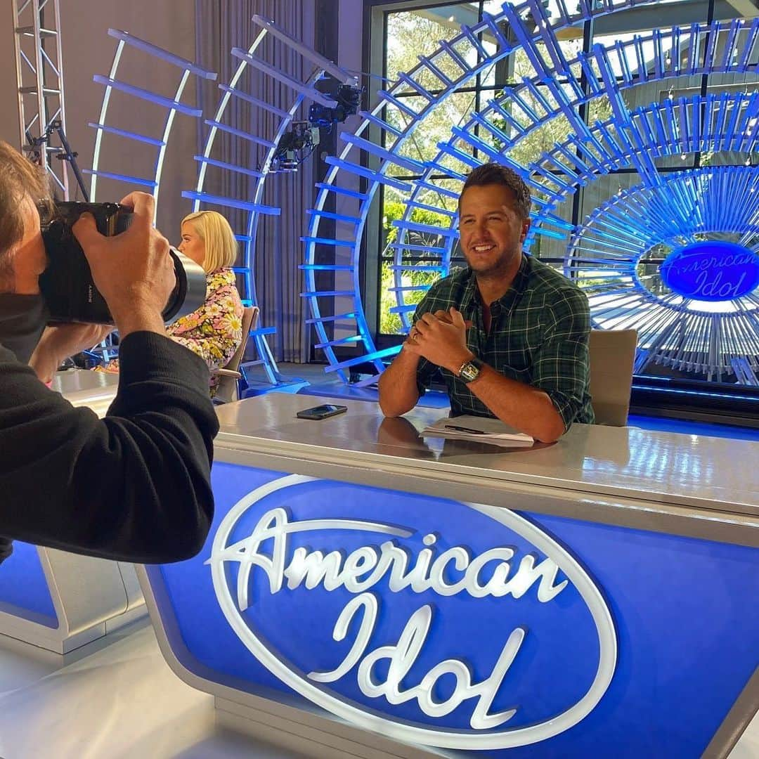 American Idolさんのインスタグラム写真 - (American IdolInstagram)「🎶 Country boy, smile for me! 🎶 It ain't nothin' but pearly whites and bright lights for @lukebryan as we film the next season of #AmericanIdol!」11月18日 2時07分 - americanidol