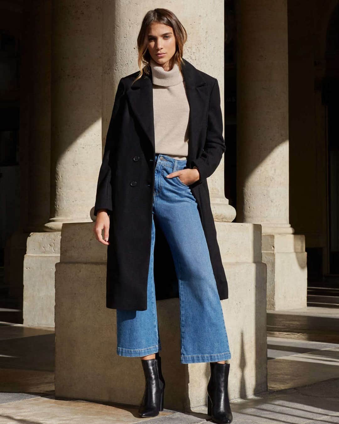 クーカイのインスタグラム：「Comment porter le jean évasé Dolly ? Mixez-le avec le manteau Denmark, le pull col roulé Autumn et les boots Anne.  #kookailook #kookai #fashion」