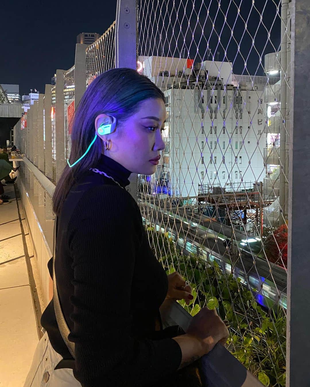 ビーツ・エレクトロニクスさんのインスタグラム写真 - (ビーツ・エレクトロニクスInstagram)「“To me, you glow when you are 100% aligned with who you are and you have the confidence that truly comes from within.” - @yoon_ambush   Creator, designer, and founder of AMBUSH, @yoon_ambush takes us to Tokyo to show us how the @ambush_official x #beatsbydre Powerbeats were inspired by how the city glows at night and her drive to inspire confidence.   Special edition AMBUSH Powerbeats dropping 11/18.」11月18日 2時00分 - beatsbydre