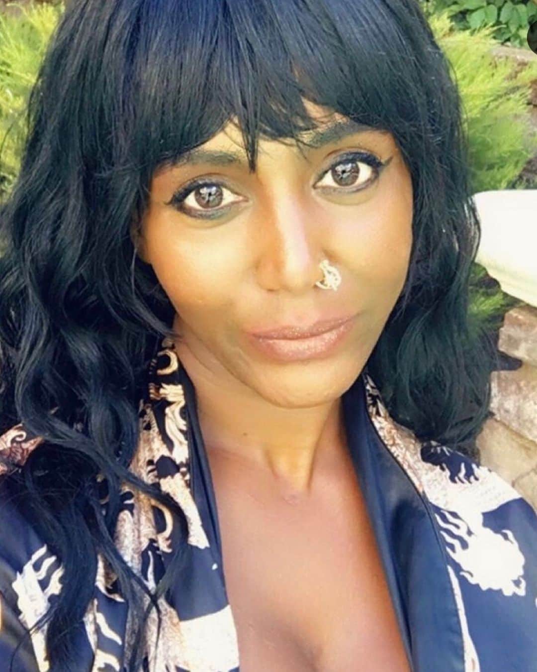 シンシア・ニクソンのインスタグラム：「Jambo 🙏🏾 I am @wahira_labelle and i am taking over Cynthia’s account for the day as a part of the #TransTakeOver campaign in observance of #TransAwarenessWeek.  I was born in Somalia and grew up in Kenya (mostly in Refugee camps).」
