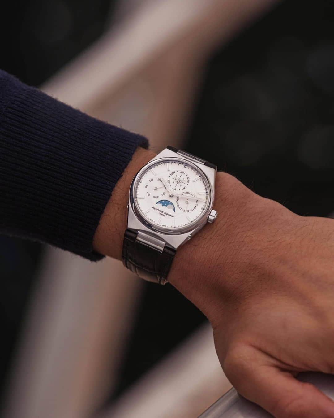のインスタグラム：「Consisting of a steel case allowing for a steel bracelet or a leather strap to be added, the new Highlife Perpetual Calendar Manufacture represents a real aesthetic and practical breakthrough. ⌚   #FrederiqueConstant #AccessibleLuxury #LiveYourPassion #HighlifeStyle #HighlifePerpetualCalendarManufacture #HighlifeClub Check out the link in bio to learn more about our Highlife Perpetual Calendar Manufacture collection. . . . . . #affordableluxury #ManufactureWatch #SwissMade #SwissWatch #Handmade #timeless #timelesstimepiece #classic #retro #stylish #instastyle #outfitoftheday #lookbook #look  #fashiongram #fashiondiaries #fashionable #fashionblog  #SwissQuality #ManufactureWatch #SavoirFaire #Fashion #ootd  #outfitoftheday」
