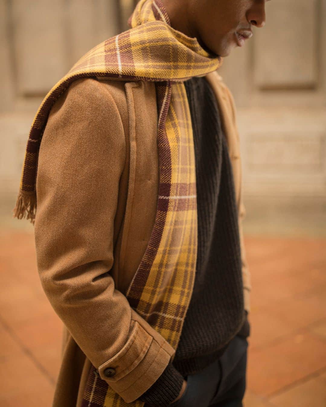 ボリオリさんのインスタグラム写真 - (ボリオリInstagram)「Reconcile style and comfort. Duster in Boglioli herringbone wool and cashmere combined with madras scarf⁣ ⁣ ⁣ #Boglioli #Autumn #Milano #campaign #fw20 #color #scarf #coat #casual #details」11月18日 2時02分 - boglioliofficial