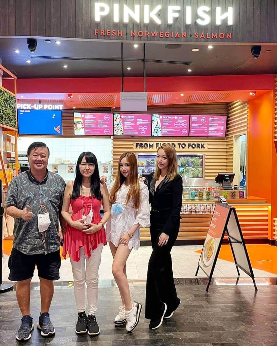 Nicole Chenさんのインスタグラム写真 - (Nicole ChenInstagram)「A place for you to come with your family! A healthier choice! @pinkfishsg  an international fast food healthy chain!  Try out the sweet shrimp burger! Loving the Norwegian Salmon too!  #pinkfishsg #norwegiansalmon」11月18日 2時03分 - nicolechen.tv