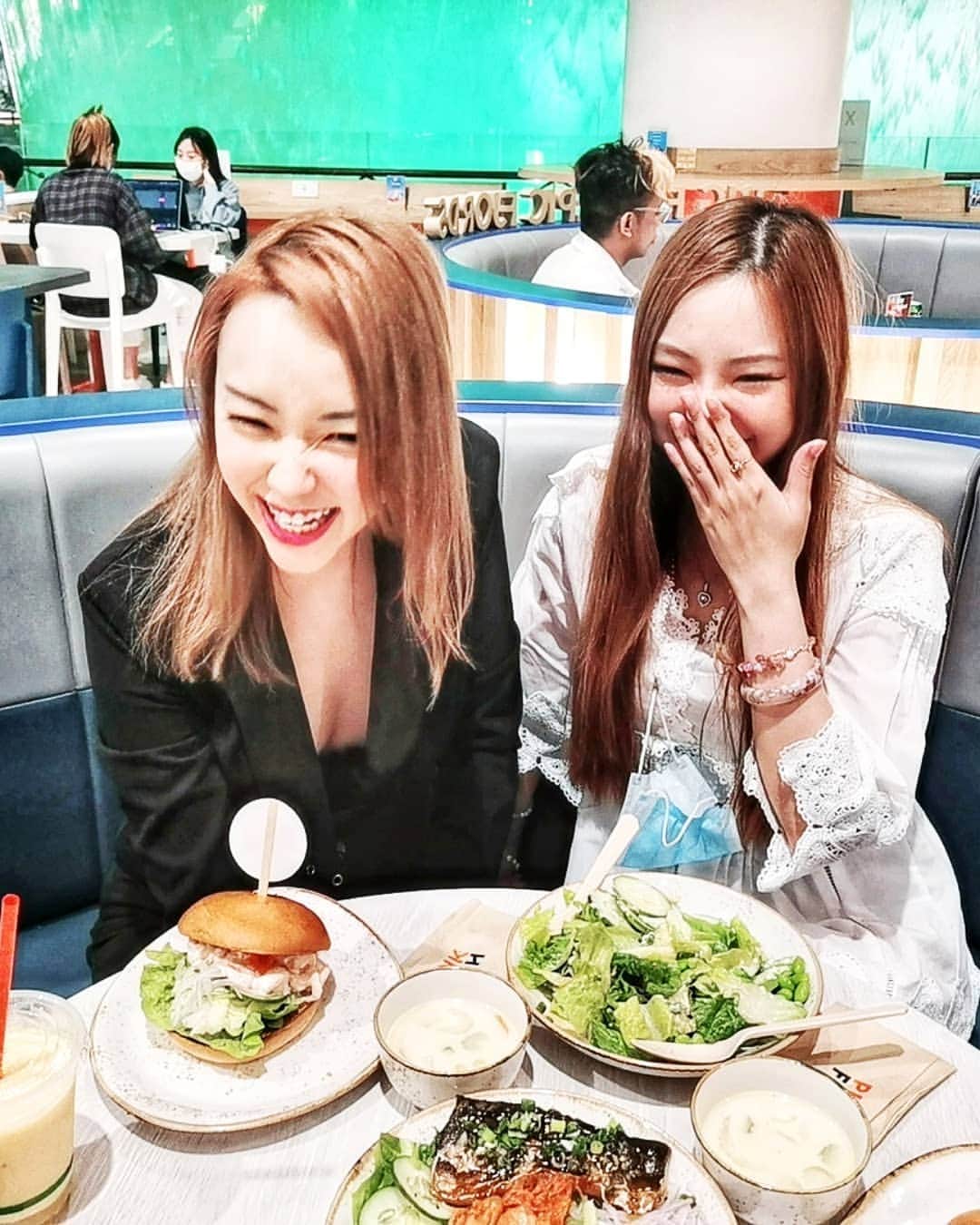 Nicole Chenさんのインスタグラム写真 - (Nicole ChenInstagram)「A place for you to come with your family! A healthier choice! @pinkfishsg  an international fast food healthy chain!  Try out the sweet shrimp burger! Loving the Norwegian Salmon too!  #pinkfishsg #norwegiansalmon」11月18日 2時03分 - nicolechen.tv