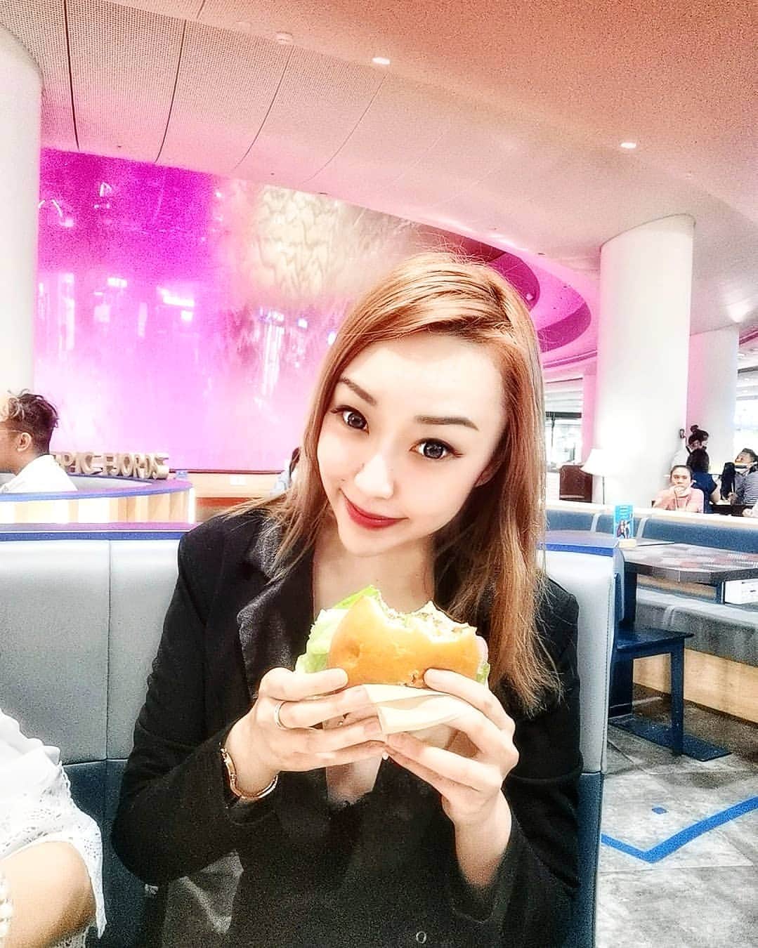 Nicole Chenのインスタグラム：「A place for you to come with your family! A healthier choice! @pinkfishsg  an international fast food healthy chain!  Try out the sweet shrimp burger! Loving the Norwegian Salmon too!  #pinkfishsg #norwegiansalmon」