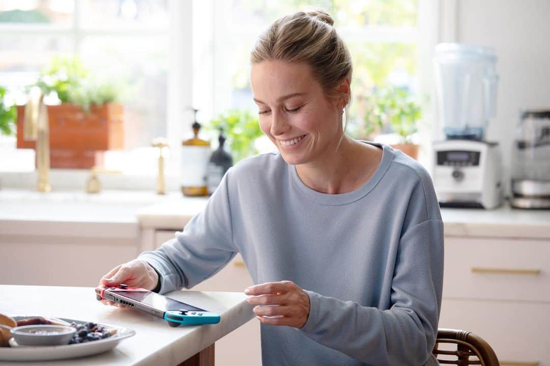ブリー・ラーソンのインスタグラム：「#ad This year I’ve been forced to rethink my approach to self care, unwinding and my relationship... with my Nintendo Switch. 🤓 Getting some quiet time in Animal Crossing: New Horizons, moving my body with Ring Fit Adventure, and continually connecting with people I know  through Fortnite. Nintendo has always been a part of my life, but this year my Nintendo Switch has been one of my go-to's for finding entertainment and staying active amongst *gestures at everything happening everywhere*. @nintendo @nintendoinspired」