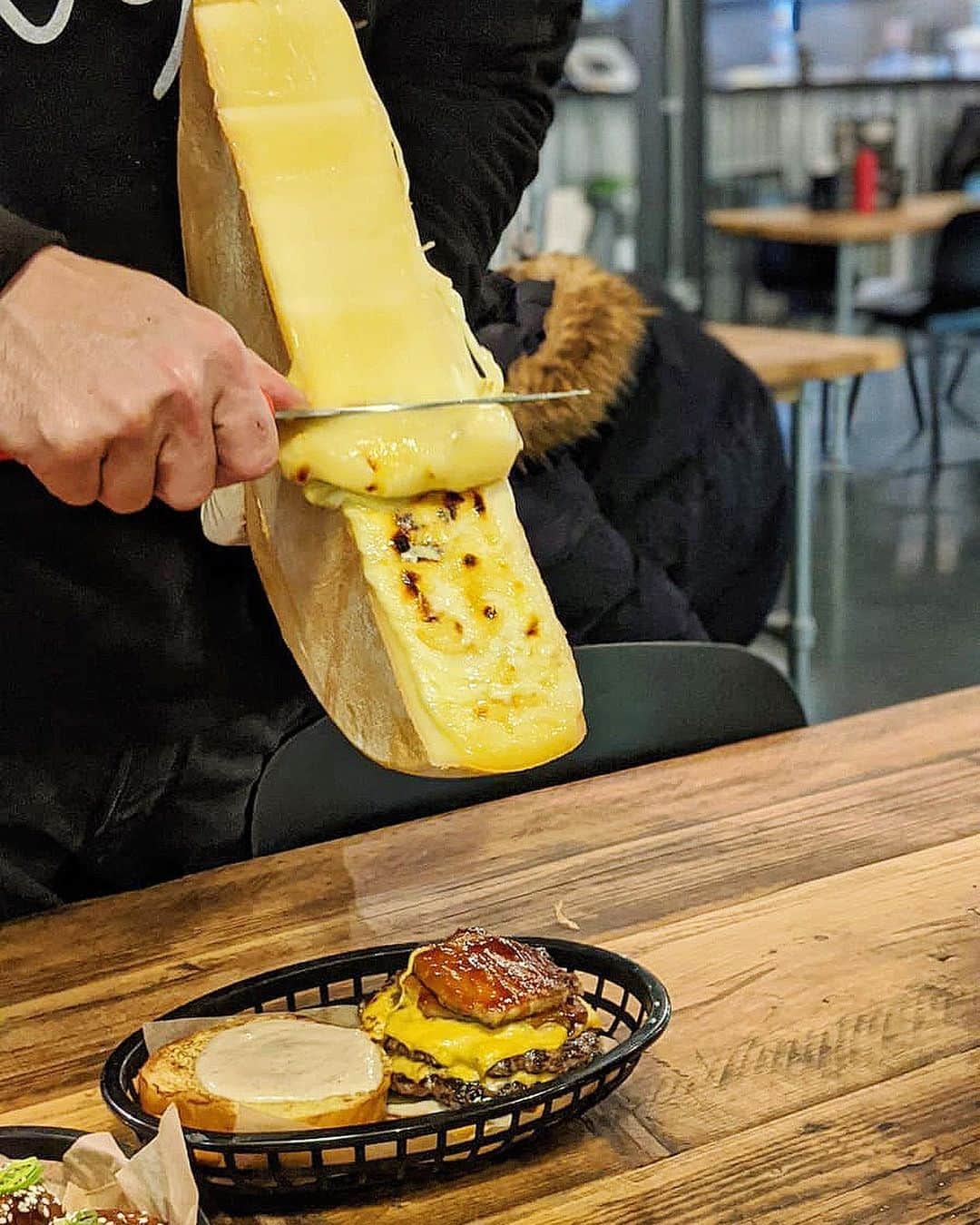 Eat With Steph & Coのインスタグラム：「Why yes that cheese is being scraped onto my burger 🤤 I also got it on my chips 😏  Throwing it back to the raclette / burger combo of dreams that I tried at @thejointldn last year. I still dream of it sometimes 😍🧀  Swipe for a video 🎥」