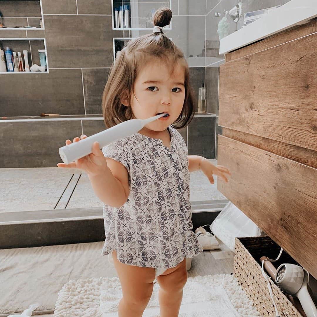 Philips Sonicareさんのインスタグラム写真 - (Philips SonicareInstagram)「So cute! @kylimomma shared what made her smile this week - her little one started giggling in her sleep, so Kyli knew she was having a good dream!  Also, you're never too young to get a Philips Sonicare - in fact, we even make children's toothbrushes 😃 What made you smile this week? Let us know in the comments! #PhilipsSonicare」11月18日 2時12分 - philipssonicare