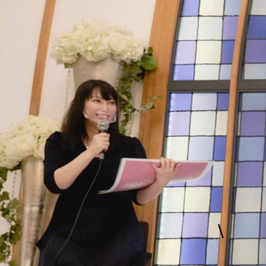 相沢あいのインスタグラム：「久し振りのリアルイベント。統括兼構成作家兼MC兼デザイナー兼映像ディレクター兼イベントプランナー兼スタイリスト兼着付師。相変わらずの #何でも屋 っぷり。 #マウスシールド に不慣れでマイクに何度もぶつけてしまった。引きの写真をトリミングしたらガビガビやね。 _  #仕事 #お仕事 #ウィズコロナ #低解像度」