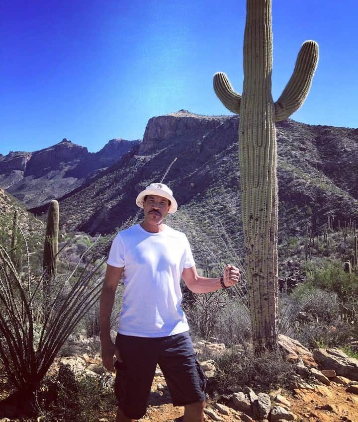 ライオネル・リッチーさんのインスタグラム写真 - (ライオネル・リッチーInstagram)「The cactus and I got into a posing competition, I think I won! 🌵😎 #NationalHikingDay」11月18日 2時15分 - lionelrichie