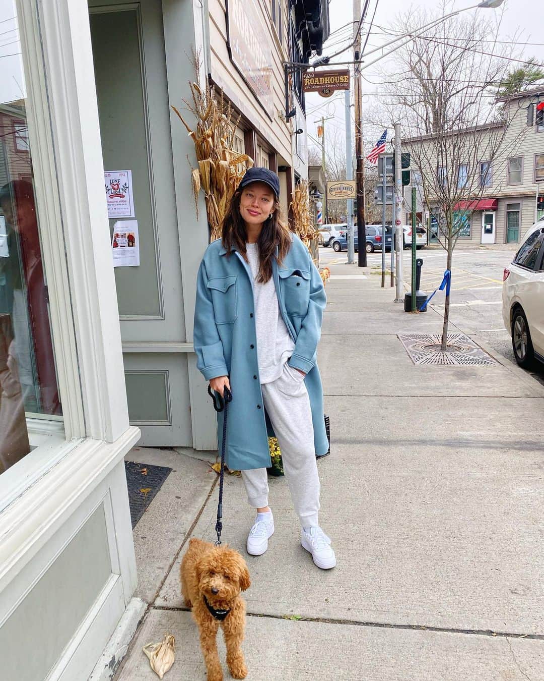 エミリー・DiDonatoのインスタグラム：「A morning walk in Warwick with my Friz 💙」