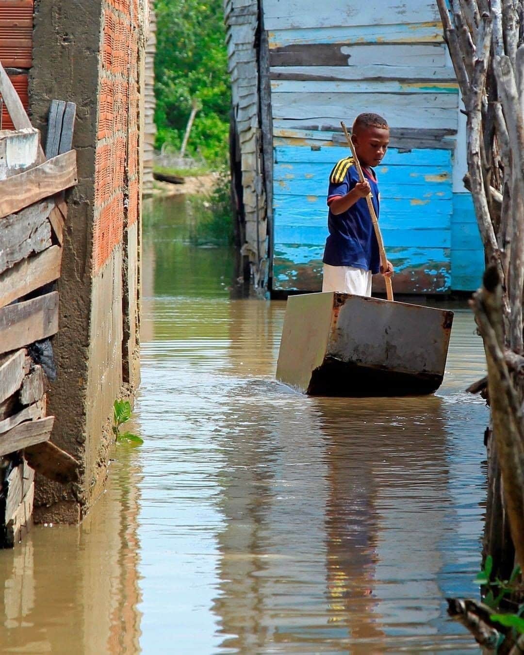 Primer Impactoさんのインスタグラム写真 - (Primer ImpactoInstagram)「Fuertes inundaciones se han registrado en #Cartagena, #Colombia, luego de que la ciudad sintiera el coletazo del #huracán #Iota, tal cual como lo registran estas fotografías.  El archipiélago colombiano de #SanAndrésyProvidencia se encuentra devastado por el huracán.   El presidente #IvánDuque aseguró que el "98% de la infraestructura en Providencia" tiene una afectación máxima.  Fotos: Ricardo Maldonado Rozo/EFE.」11月18日 2時18分 - primerimpacto
