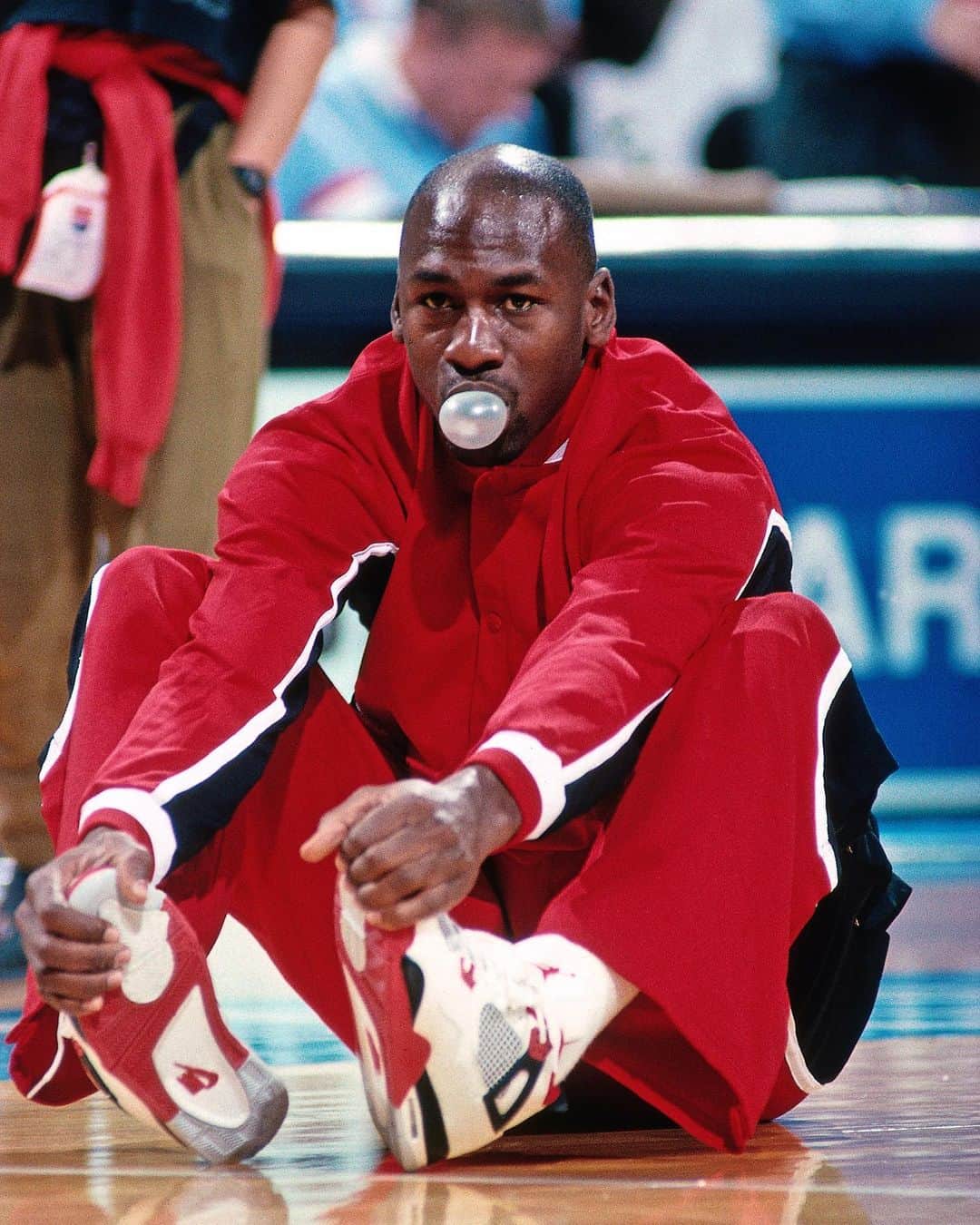 Jordanのインスタグラム：「An OG returns true to form. For the first time in over three decades, the Air Jordan IV ‘Fire Red’ is back with its original styling. Learn more about the upcoming release and relive the shoe’s debut during the ’89-’90 season at the link in our bio.」