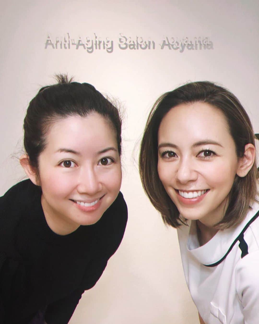 鮎河ナオミのインスタグラム：「愛する恵理子のインスタをリポスト💓 いつもありがとう🙏💓 . Posted @withregram • @eriko_fujimoto_0802 Went to Anti aging salon Aoyama💕 愛するナオミのサロンに。月1でお邪魔しております。  最初はマシーンで筋膜が硬くなっているところをゴリゴリと流してもらうんですが（今回は詰まりまくってた！笑）最後のハンドマッサージは気持ち良すぎていつも寝てしまいます。 写真は寝起きです。笑  辛かった肩と首、腰が一回でスッキリ！軽くなりました。 男性もオッケーですよ👌  オーナーとして、いつも笑顔でキビキビ働くナオミは本当美しくてかっこいい💕 また行くね❣️  #antiagingsalonaoyama #beauty #estethic #gaienmae  #aoyama #diet #ダイエット　#美容　#サロン　#外苑前 　#アンチエイジング　#青山  #エステ」