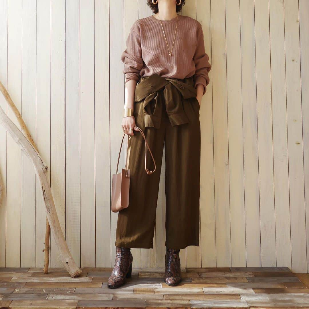 Miki Kanekoさんのインスタグラム写真 - (Miki KanekoInstagram)「本日11/18 @angie_vintage がZOZOTOWNにOPEN 🤗 本日限定¥1,000クーポンも出てます🌟 . .  エルボーパッチヘビーワッフルロンT（ブラウン）を着ています👚 ヘビーウェイトの生地なのでしっかりしていて、着丈も袖もかなり長めになっており、真冬まで着られる素材です。 . . 古着っぽいロンTを活かして、アーミーテイストにスタイリングしてみました💚🤎 . . #angievintage #アンジーヴィンテージ #大人ヴィンテージ#pr」11月18日 13時13分 - mikiaoba