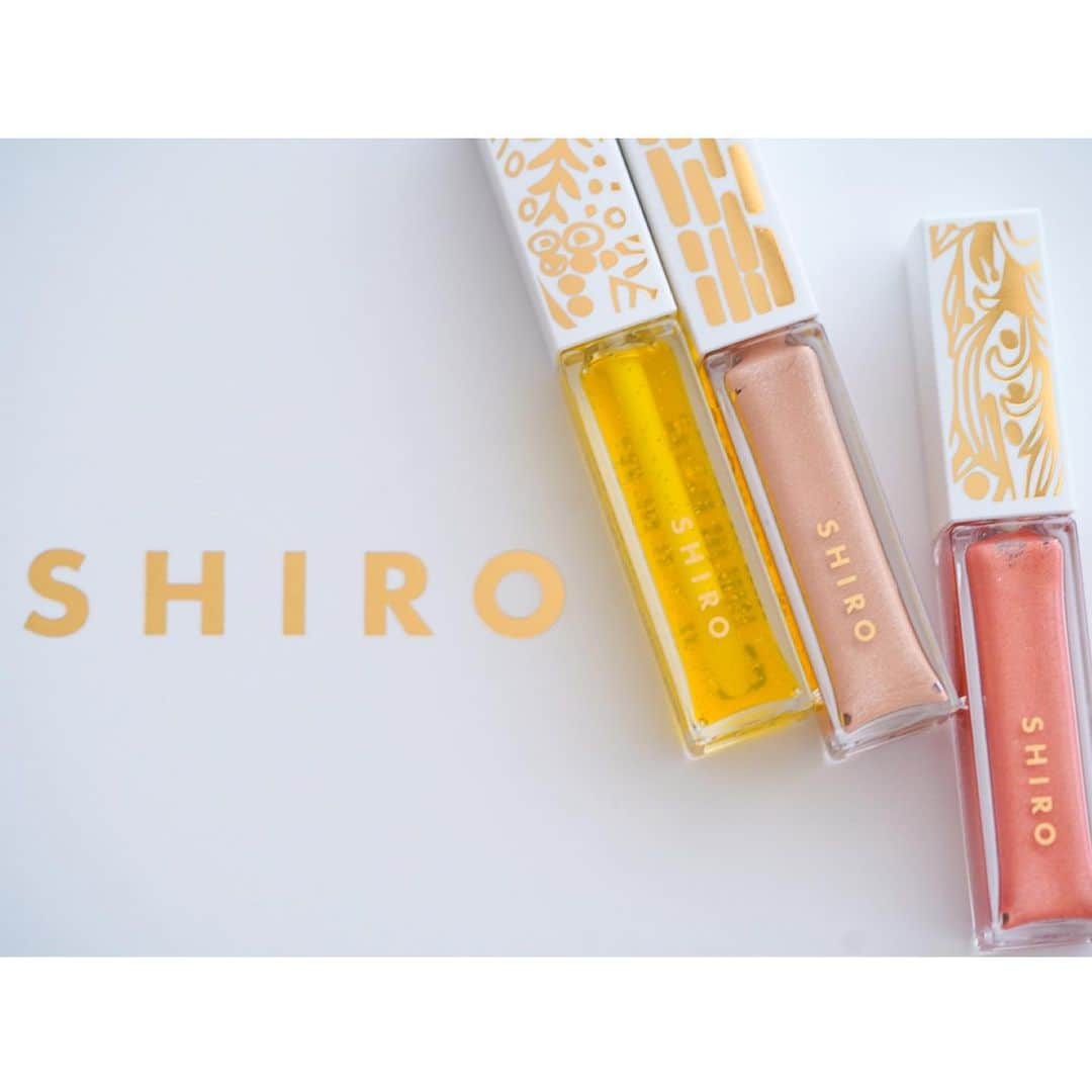 石井美保さんのインスタグラム写真 - (石井美保Instagram)「私のお気に入りカラー とフィグの香りのパルファンがセットになったホリデーフェイバレットコフレ。 カレンデュラアイシャドウリキッド OC01とOC03 エッセンスリップオイルは柚の香り。 フィグの香りをヒノキのアロマウッドに垂らすと、ホリデー感たっぷりの香りに。#shiro#ホリデーフェイバリットコフレ」11月18日 13時14分 - miho_ishii
