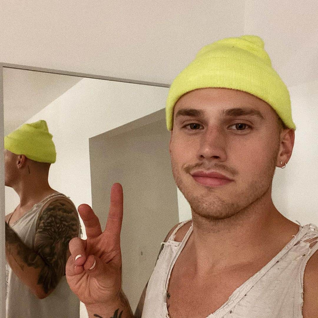 ブランドン・シェイアのインスタグラム：「this is such a weak peace sign but hey I’m 14 days sober. FUCK YEAH 🥰 ps I also wanted to let y’all know I got TONS of new music for ya very very soon. I’m talking less than a month.」