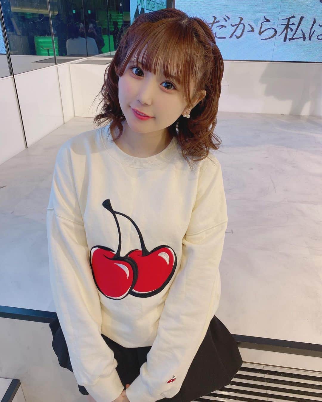 のインスタグラム：「まっきまき 〜 くるくる 〜〜 かわいっ ？ . . . なんかずっと下書きにあった、ストーリーばっかでぜんぜん投稿してなかった（笑） . . #japanesegirl #japaneseidol #idol #hairstyle #fashion #jk #makeup #followｍe #kirshgirl #kirsh #grl #ファッション #ヘアアレンジ #巻き髪 #ハーフツイン #アイドル #キルシー #グレイル #ナチュラルメイク #メイクアップ #フォローミー」