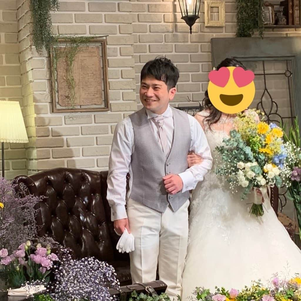 小田島沙知（かぎしっぽ）のインスタグラム：「センターうるしの結婚パーティー！ とてもいいパーティーでした！ ケイダッシュステージだらけ！！ 相方泣きすぎ！！ 私は筋肉隠すの必死！ ほっこりしました(^^) 写真の時だけフェイスマスク外してます  #センターうるし #ビックスモールン　さん #トムブラウン　さん #ケイダッシュステージ #若手芸人 #かぎしっぽ #楽しかった #美味しかった #幸せ頂いた #お幸せに #結婚パーティー」