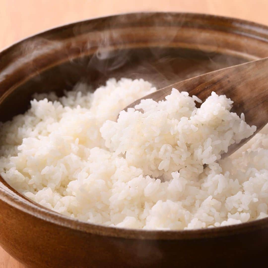 海人の藻塩(あまびとのもしお)さんのインスタグラム写真 - (海人の藻塩(あまびとのもしお)Instagram)「おむすび専門店「おむすび ごっつ食べなはれ」（ @omusubi_gottsu.jp ）では、全てのおむすびに海人の藻塩が使用されております。﻿  ﻿ ■約800通りの掛け合わせから選びぬかれた「安心安全のお米」﻿ 新潟県長岡の特別栽培米「こしいぶき」を使用の白米と玄米を使用。﻿ 約800通りもの交配の中から選抜された厳選米「こしいぶき」は、お米本来の甘みと弾力を持ち、炊きたてはもちろん冷めても美味しくお召し上がりいただけます。﻿  ﻿ こだわりのお米「こしいぶき」に最も合う塩は何か…﻿  ﻿ 試行錯誤の末に辿り着いたのが、「海人の藻塩」でした。﻿  ﻿ ぜひお試しいただきたいのが、海人の藻塩だけのシンプルな“塩むすび”。﻿ ﻿ こしいぶきと海人の藻塩の素材の旨みをお楽しみください。﻿ ﻿ #海人の藻塩 #あまびとのもしお #蒲刈物産 #藻塩 #もしお #塩 #広島 #瀬戸内 #蒲刈 #おむすび #塩むすび #おにぎり #おむすびごっつ食べなはれ #ごっつ食べなはれ #こしいぶき #白米 #玄米 #ランチ #中目黒 #原宿 #amabitonomoshio #moshio #salt #hiroshima #kamagari #setouchi #seaweedsalt #riceball #instafood #instagood」11月18日 11時52分 - amabitonomoshio