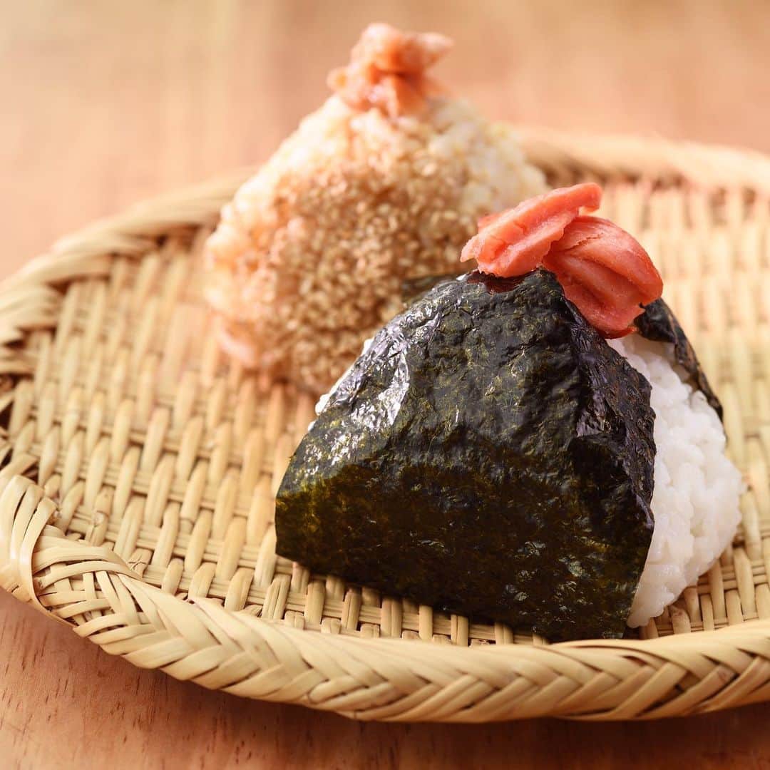 海人の藻塩(あまびとのもしお)さんのインスタグラム写真 - (海人の藻塩(あまびとのもしお)Instagram)「おむすび専門店「おむすび ごっつ食べなはれ」（ @omusubi_gottsu.jp ）では、全てのおむすびに海人の藻塩が使用されております。﻿  ﻿ ■約800通りの掛け合わせから選びぬかれた「安心安全のお米」﻿ 新潟県長岡の特別栽培米「こしいぶき」を使用の白米と玄米を使用。﻿ 約800通りもの交配の中から選抜された厳選米「こしいぶき」は、お米本来の甘みと弾力を持ち、炊きたてはもちろん冷めても美味しくお召し上がりいただけます。﻿  ﻿ こだわりのお米「こしいぶき」に最も合う塩は何か…﻿  ﻿ 試行錯誤の末に辿り着いたのが、「海人の藻塩」でした。﻿  ﻿ ぜひお試しいただきたいのが、海人の藻塩だけのシンプルな“塩むすび”。﻿ ﻿ こしいぶきと海人の藻塩の素材の旨みをお楽しみください。﻿ ﻿ #海人の藻塩 #あまびとのもしお #蒲刈物産 #藻塩 #もしお #塩 #広島 #瀬戸内 #蒲刈 #おむすび #塩むすび #おにぎり #おむすびごっつ食べなはれ #ごっつ食べなはれ #こしいぶき #白米 #玄米 #ランチ #中目黒 #原宿 #amabitonomoshio #moshio #salt #hiroshima #kamagari #setouchi #seaweedsalt #riceball #instafood #instagood」11月18日 11時52分 - amabitonomoshio